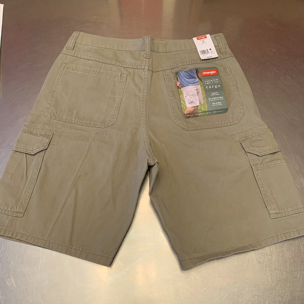 NWT Wrangler Cargo Shorts Size 32